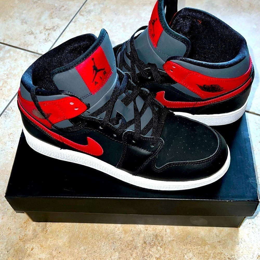 Nike Air Jordan 1’s Mid Red Black W/ Box Rare​​